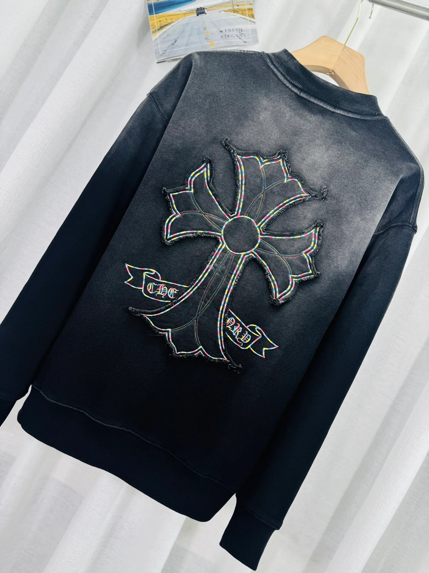 P280 top version, real shot without P, ​​different from market currency) 𝗖𝗵𝗿𝗼𝗺𝗲 𝗛𝗲𝗮𝗿𝘁𝘀/Cro Heart 2025 washed patch embroidery autumn and winter new original single counter American laser burnt 3D three-dimensional color embroidery couple casual sweatshirt 👑The highest version! Customized fabric 430g tripe terry fabric! American acid-washed and distressed original fabric laser burnt ✟appliqué embroidery and exquisite embroidery of letters! The best-selling model in the counter, very comfortable to wear. Accessories: original molded and authenticated collar label➕100% silk wash label. Genuine purchase-grade original hangtag➕matching hanging rope➕3D hanging beads➕original packaging bag. Craftsmanship: The original version has consistent wiring! The highest version of the armhole matching technique! Color: White Black Size: S M L XL Style No.: 9328